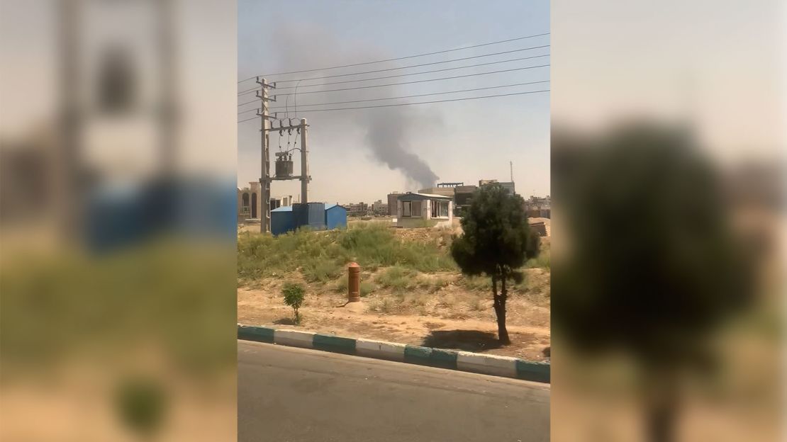 کانگ در حالی که از اصفهان به تهران سفر می کرد ، دود را از فاصله دور می کرد.