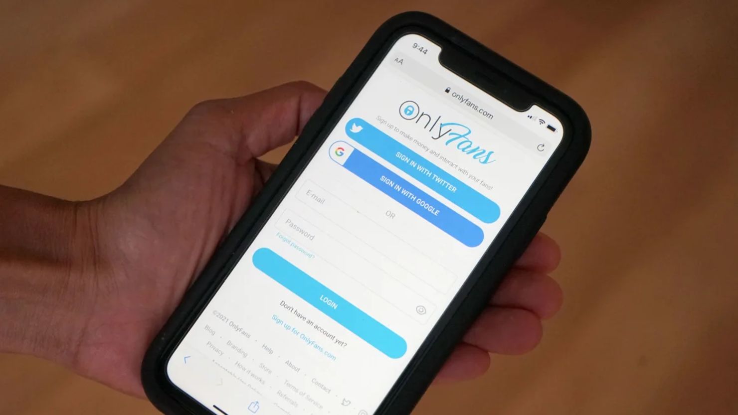 El sitio web OnlyFans visto en un teléfono celular en Nueva York el 16 de abril de 2021.
