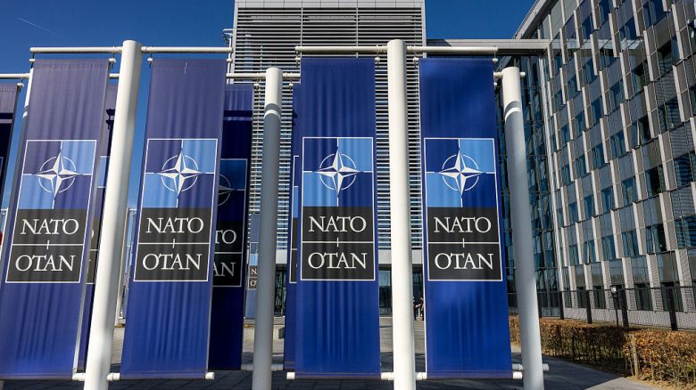 Pancartas con el logotipo de la OTAN se vieron en el exterior de la sede de la OTAN durante el segundo día de la reunión de ministros de Asuntos Exteriores de la OTAN, el 4 de abril de 2025, en Bruselas, Bélgica. Los ministros de Asuntos Exteriores de la OTAN se reunieron en Bruselas para una cumbre de dos días con el fin de debatir las prioridades de seguridad, incluyendo la inversión en defensa y las soluciones para alcanzar una paz duradera en la guerra de Rusia en Ucrania.