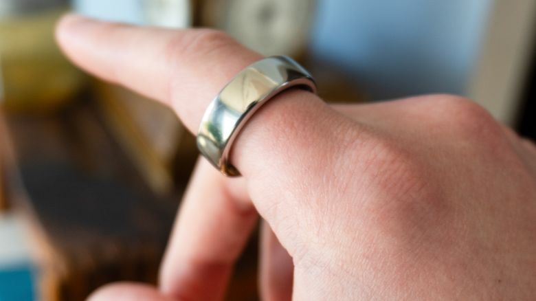 A silver Oura Ring on the right index finger of CNN Underscored contributor Max Buondonno.