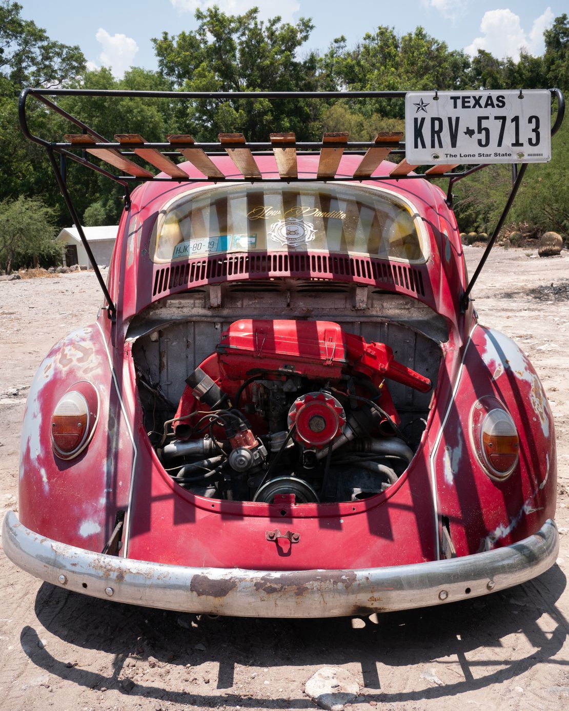 Texas Beetle, Beetle tasarımının önemli bir unsuru olan, hava soğutmalı, arkaya monteli motorunu gururla sunar.