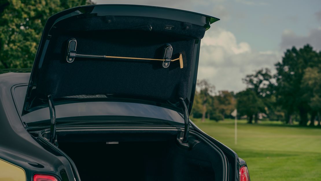 Rolls-Royce Phantom Goldfinger features gold-plated golf putter in the trunk.