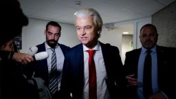 Geert Wilders habla con la prensa en La Haya el 3 de junio tras retirar a su partido de la coalición gobernante de los Países Bajos.