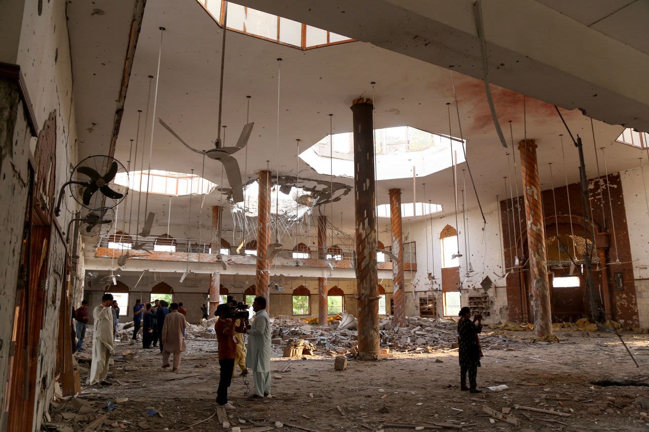  de los medios de comunicación filman el interior de un edificio en Bahawalpur, Pakistán, después de que fuera alcanzado por un ataque indio el miércoles.