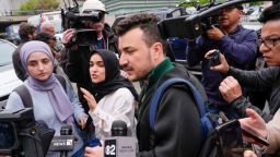 Mahmoud Khalil, en el centro, rodeado por  de la prensa fuera del campus de la Universidad de Columbia en 2024. Khalil era miembro del grupo Columbia University Apartheid Divest, que instaba a la universidad a desinvertir en Israel.