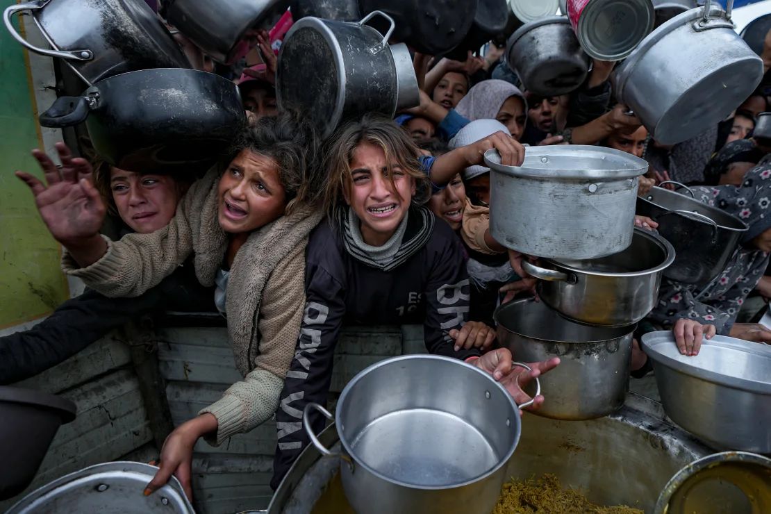 Palestinos luchan por conseguir alimentos en un centro de distribución en Khan Younis, en el sur de Gaza.