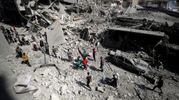 Palestinos inspeccionan el lugar de un ataque israelí contra un edificio residencial en Jabalia, en el norte de Gaza, el 18 de marzo de 2025.