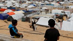 Palestinos, desplazados por la ofensiva militar israelí, se refugian en un campamento de tiendas de campaña en Khan Younis, en el sur de de Gaza, el 6 de abril de 2025.