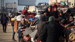 Palestinos desplazados esperan que se les permita regresar a sus hogares en el norte de Gaza, en medio de un alto el fuego entre Israel y Hamas, en el centro de Gaza, el 26 de enero de 2025.