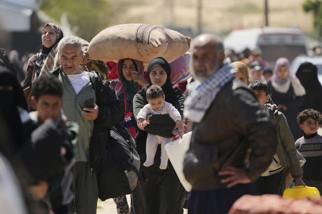 Los palestinos huyen de Rafah, en el sur de Gaza, mientras las FDI amplían una vez más su operación terrestre allí, el 23 de marzo.