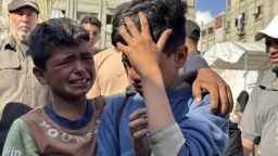 Familiares de palestinos que perdieron la vida después de que las fuerzas israelíes abrieran fuego contra una multitud reunida en un punto de distribución de ayuda en Khan Younis, Gaza, el martes 3 de junio de 2025.