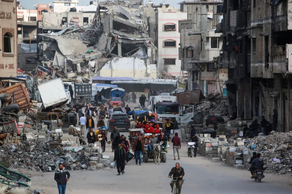 Los palestinos transportan sus pertenencias a medida que llegan a la ciudad de Gaza