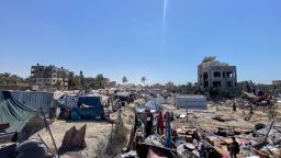Vista del campamento palestino tras un ataque militar israelí contra el campamento de desplazados internos de Al-Mawasi, cerca de la ciudad de Khan Yunis, al sur de la Franja de Gaza, el 13 de julio de 2024, en el que murieron 71 personas. Al-Mawasi había sido declarado zona segura por Israel mientras proseguía su ofensiva militar en otras partes de la Franja de Gaza en respuesta a los ataques de Hamás del 7 de octubre.