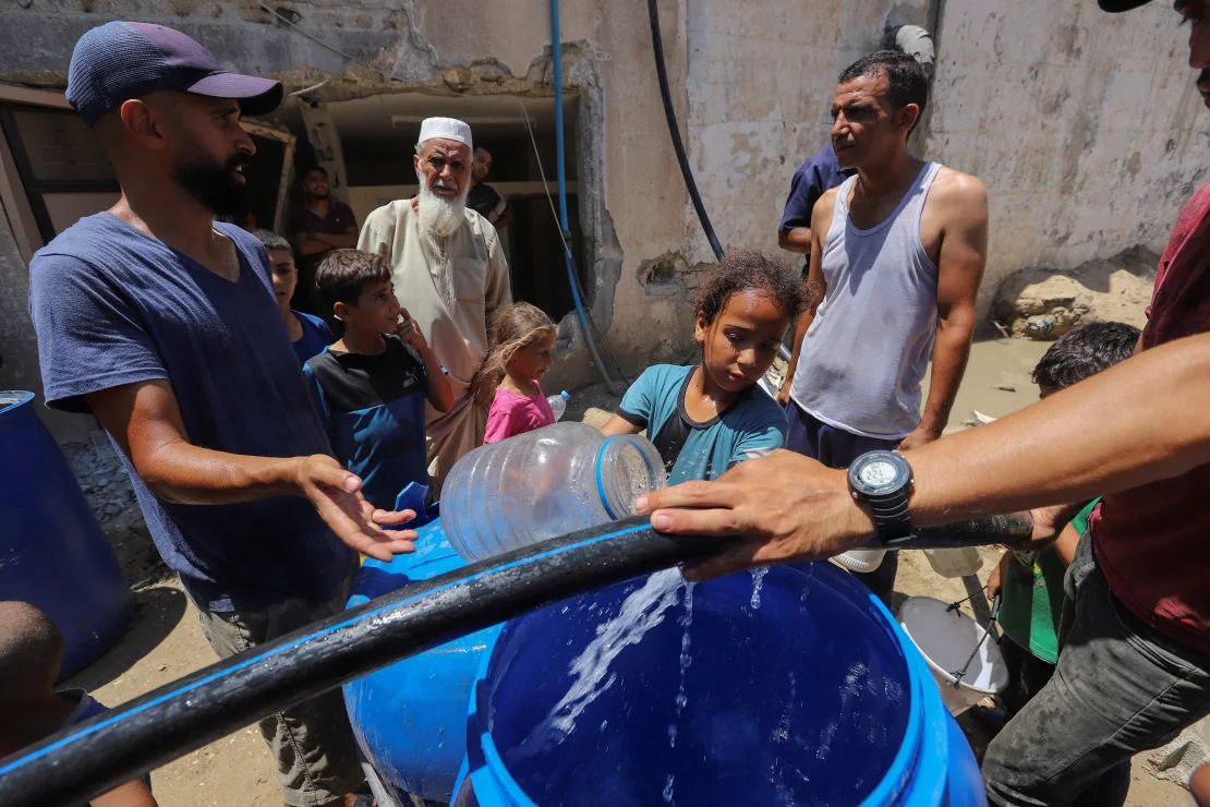 Palestinos recogen agua en medio de la escasez mientras continúa el conflicto entre Israel y Hamás, en Khan Younis, en el sur de Gaza, el 29 de julio.