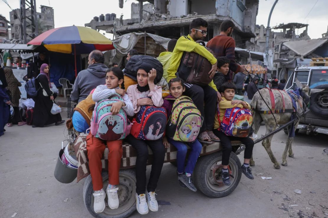 Los palestinos transportan sus pertenencias a medida que llegan a la Ciudad de Gaza para huir de los barrios del este de la ciudad siguiendo las órdenes de evacuación israelíes, el 11 de abril de 2025.