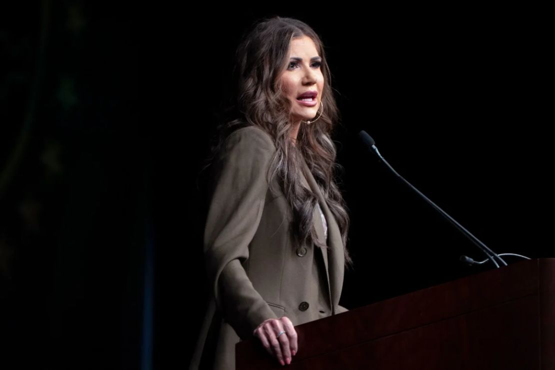La secretaria de Seguridad Nacional de Estados Unidos, Kristi Noem, habla en una Expo de Seguridad Fronteriza en Phoenix, Arizona, el 8 de abril de 2025.
