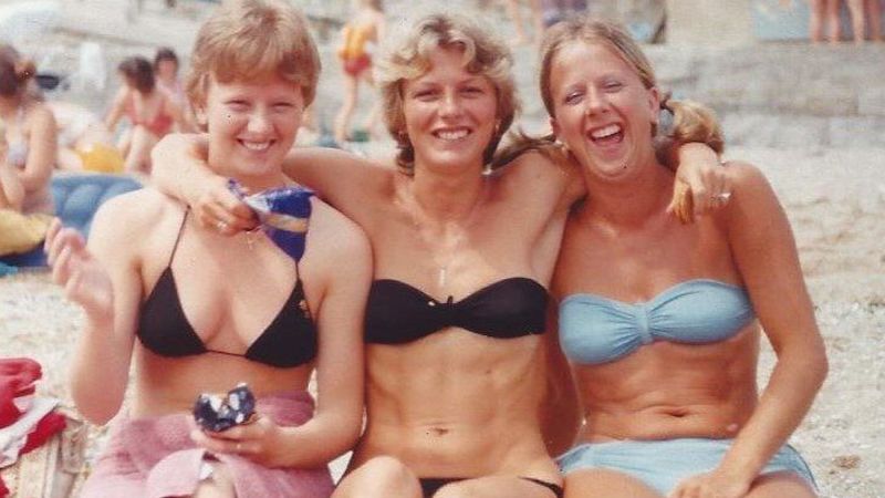 Three sisters posed for a photo on a beach in the 1980s. Over 40 years later they recreated it