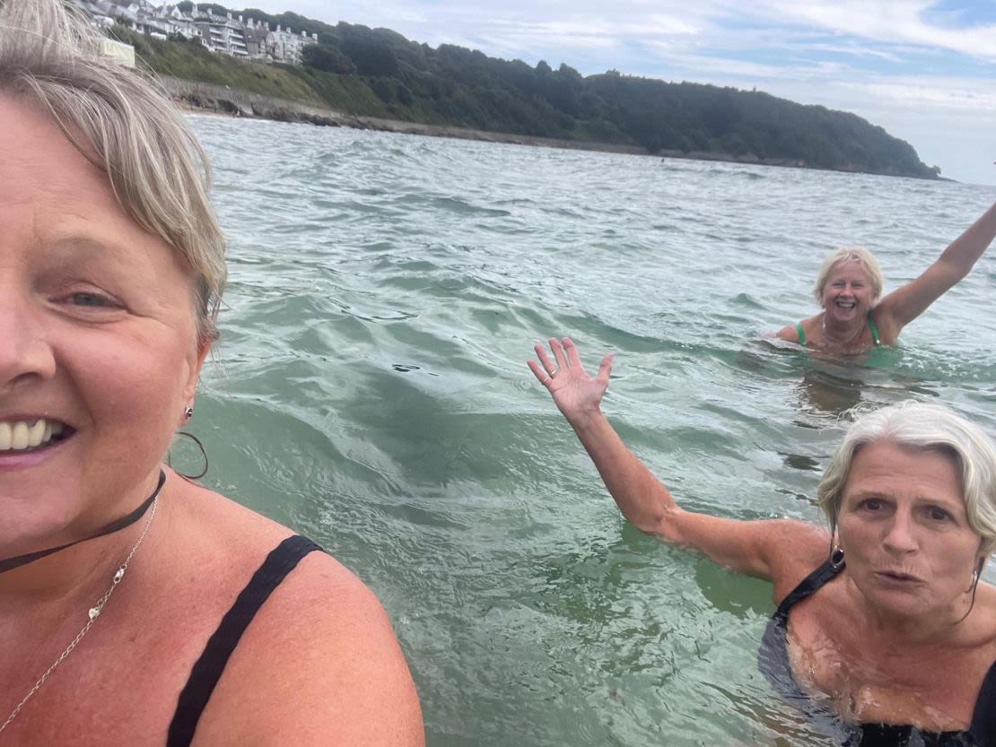 En su viaje de vuelta a Castle Beach, las hermanas priorizaron un chapuzón en el mar antes de recrear la foto.