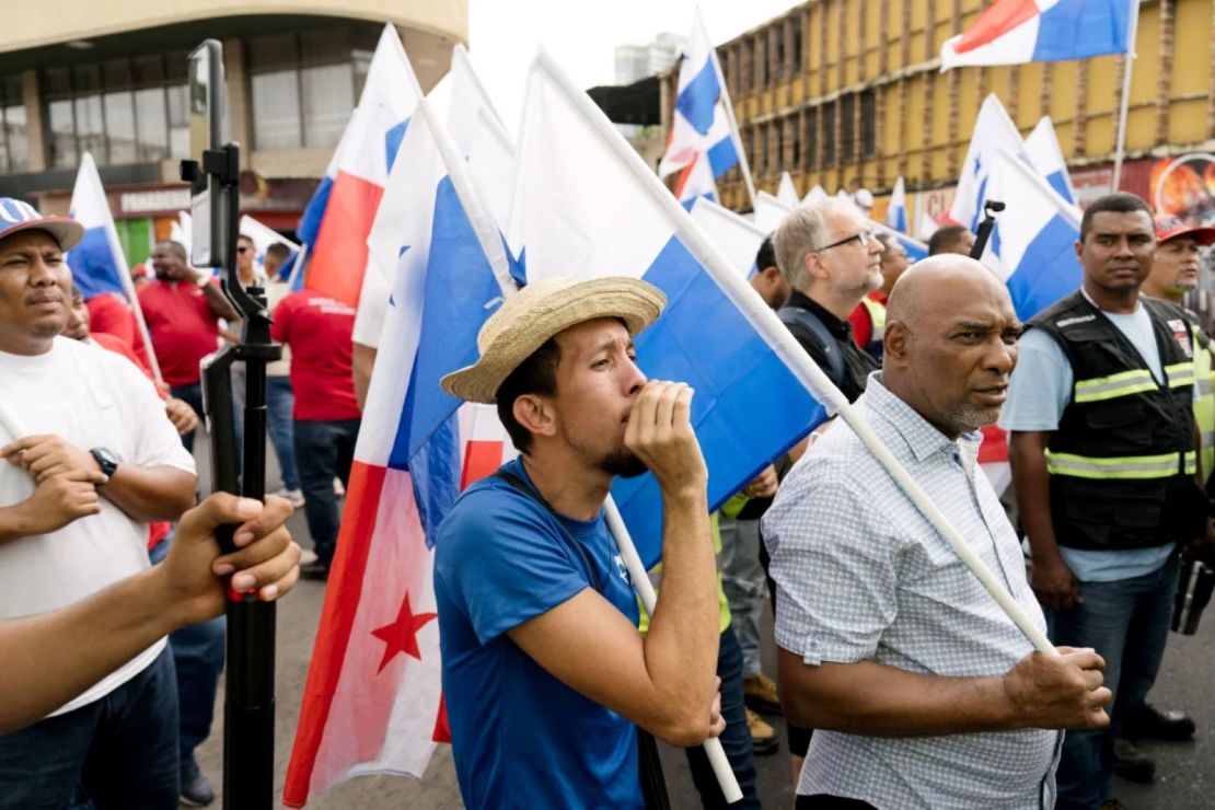 Manifestantes protestan contra el secretario de Defensa, Pete Hegseth, durante su visita a Panamá, en la Ciudad de Panamá, el 8 de abril de 2025.