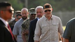 El secretario de Defensa de Estados Unidos, Pete Hegseth, visita las esclusas de Miraflores del Canal de Panamá el 8 de abril de 2025.