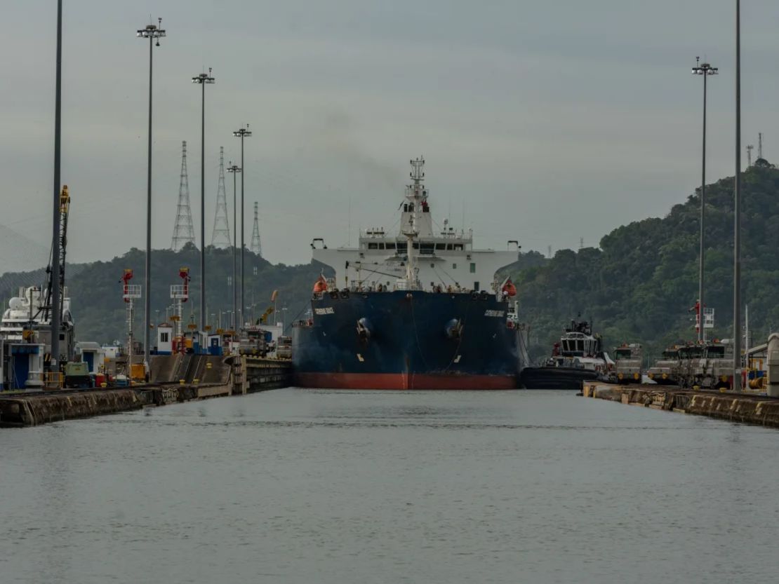 Un barco de carga atraviesa las esclusas de Miraflores, la última parte del canal de Panamá antes de que las embarcaciones lleguen al océano Pacífico, en Ciudad de Panamá, el 8 de enero de 2025.