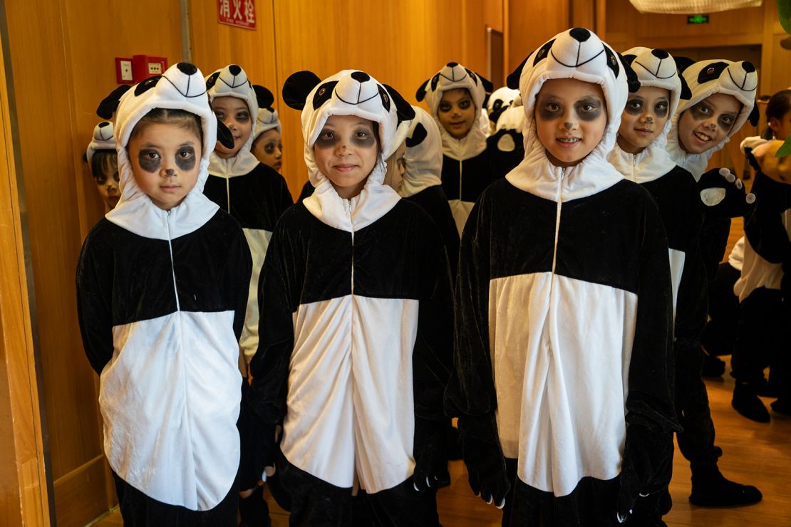 Children perform at the send-off ceremony for Bao Li and Qing Bao.