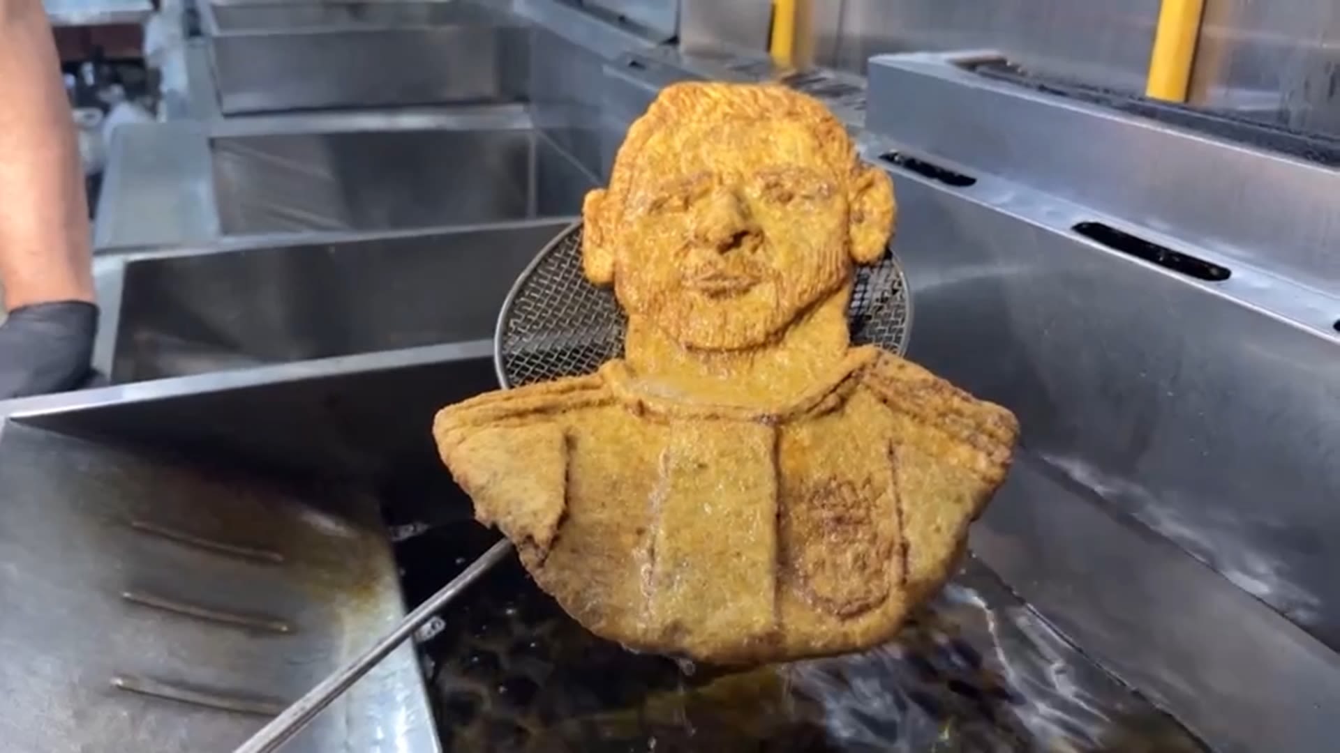 Chef argentino sorprende al crear una milanesa con la forma del rostro de Lionel Messi
