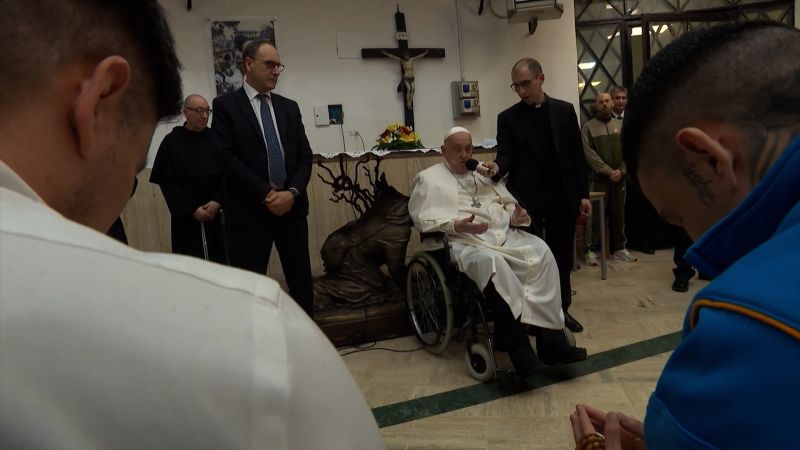 Como parte de las tradiciones de Semana Santa, el papa Francisco visita una cárcel en Roma