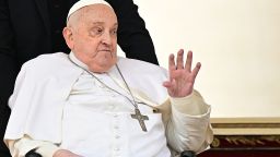 El Papa Francisco saluda a la multitud durante una aparición sorpresa al final de la misa del Domingo de Ramos en la plaza de San Pedro en el Vaticano el 13 de abril de 2025.