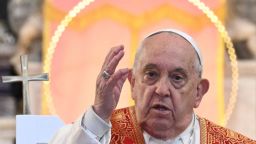 El Papa Francisco hace la señal de la cruz al final del Ángelus en la catedral de Nuestra Señora de la Asunción en Ajaccio, como parte de su viaje a la isla sa de Córcega, el 15 de diciembre de 2024.