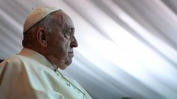 El papa Francisco durante una reunión con desplazados internos el 4 de febrero de 2023 en el Salón de la Libertad de Yuba, Sudán del Sur.