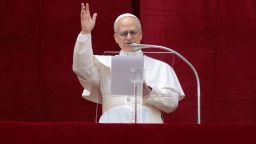 El papa León XIV aparece en el balcón central de la Basílica de San Pedro, para dirigir la oración del Regina Caeli, en el Vaticano el 11 de mayo.