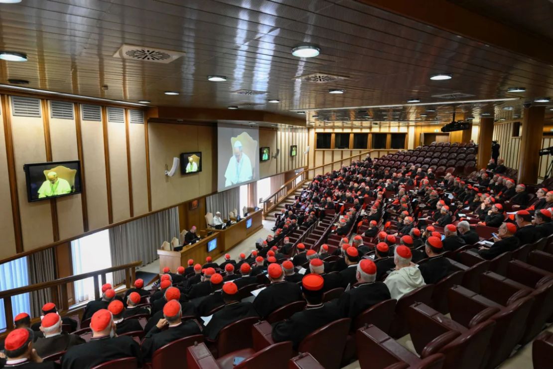 El papa León XIV se reunió con los cardenales en el aula sinodal del Vaticano, una desviación del lugar típico para el primer encuentro con los cardenales, que habitualmente se celebra en el Palacio Apostólico.