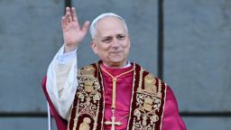 El papa León XIV saluda a la multitud desde el balcón central principal de la archibasílica de San Juan de Letrán después de una santa misa en Roma, el 25 de mayo de 2025.