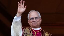 El nuevo papa León XIV saludando por primera vez a los feligreses desde el balcón del Vaticano el 8 de mayo de 2025.