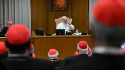 El papa León XIV se reúne formalmente con los cardenales por primera vez en el Vaticano el sábado.