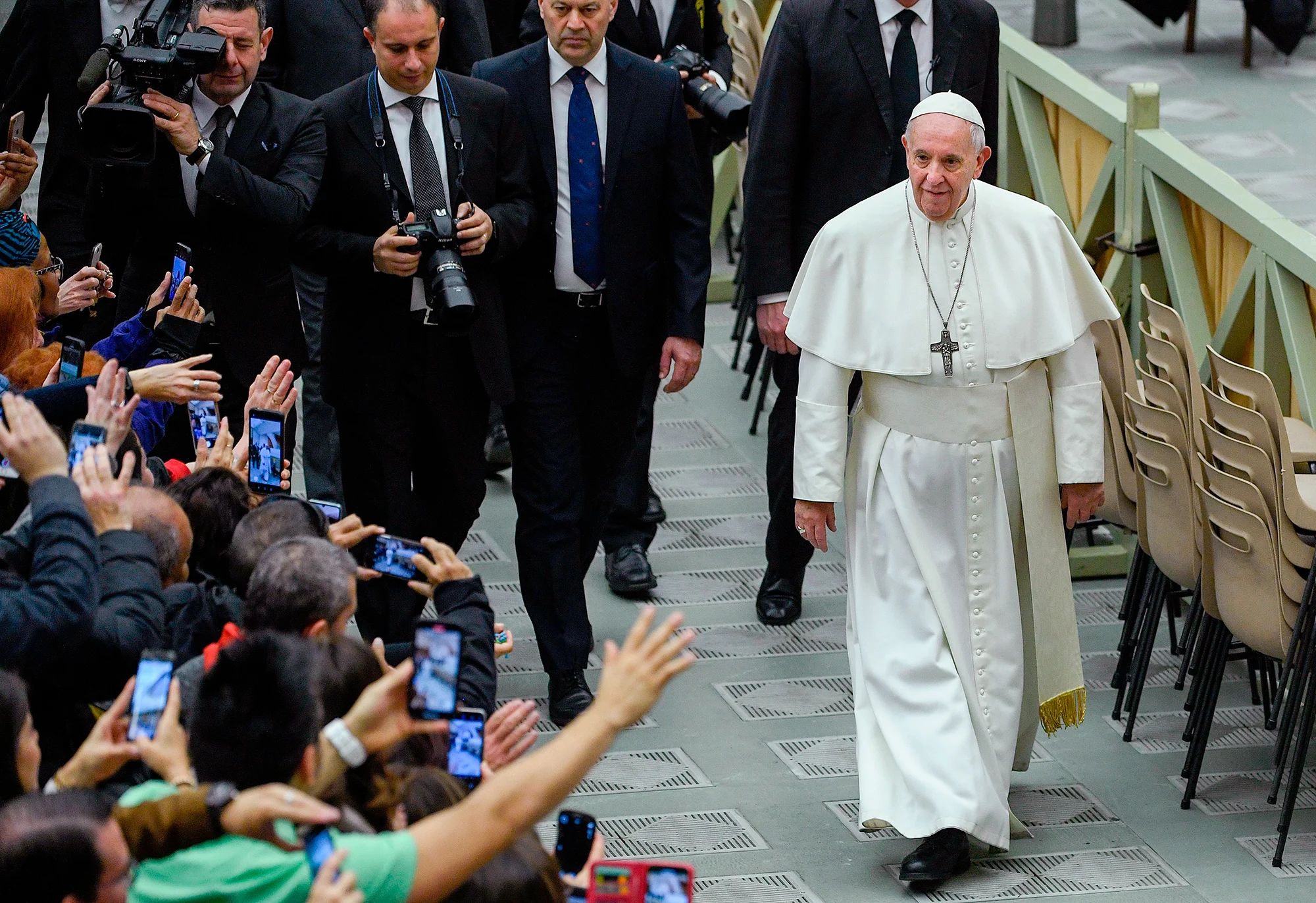 El estilo sobrio del papa Francisco fue reconocido inmediatamente después de su elección en 2013.