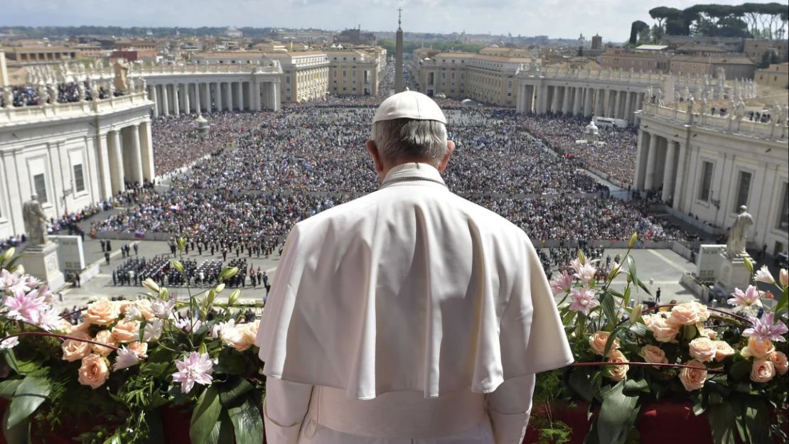 El papa Francisco se dirige a la multitud antes de dar su bendición <em>urbi et orbi</em> desde el balcón principal de la Basílica de San Pedro, en el Vaticano, el domingo 16 de abril de 2017.