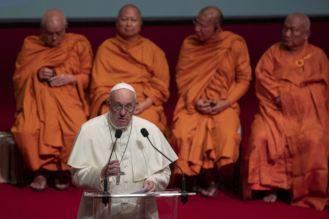 El papa pronuncia un discurso durante una reunión de líderes religiosos en una universidad de Bangkok, Tailandia, en noviembre de 2019. Tailandia fue el inicio de un viaje de siete días por Asia en el que el papa también visitó Japón.