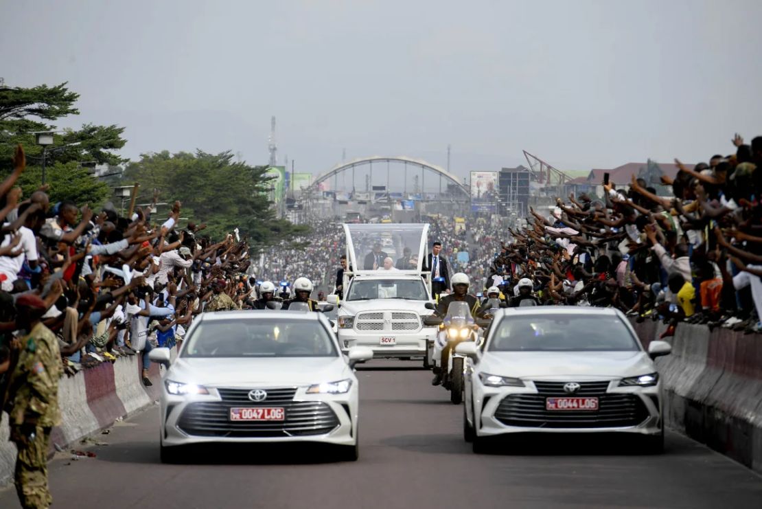 El papa Francisco saluda a la gente desde su papamóvil el 31 de enero de 2023, en Kinshasa, República Democrática del Congo.