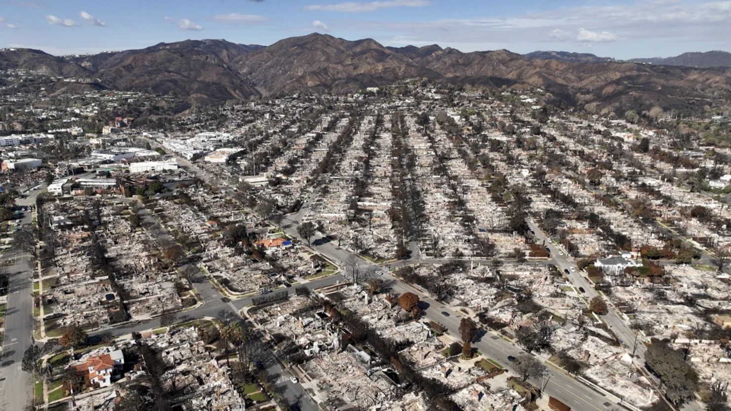 La devastación causada por el incendio Palisades se muestra en una vista aérea en el vecindario Pacific Palisades de Los Ángeles, el lunes 27 de enero de 2025.