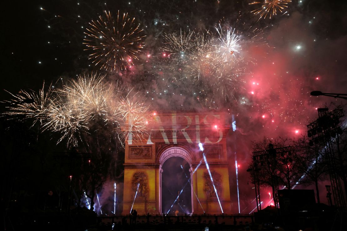 Fuegos artificiales iluminan el cielo alrededor del Arco del Triunfo en la Avenida de los Campos Elíseos en París el 1 de enero de 2025, durante las celebraciones de Año Nuevo.