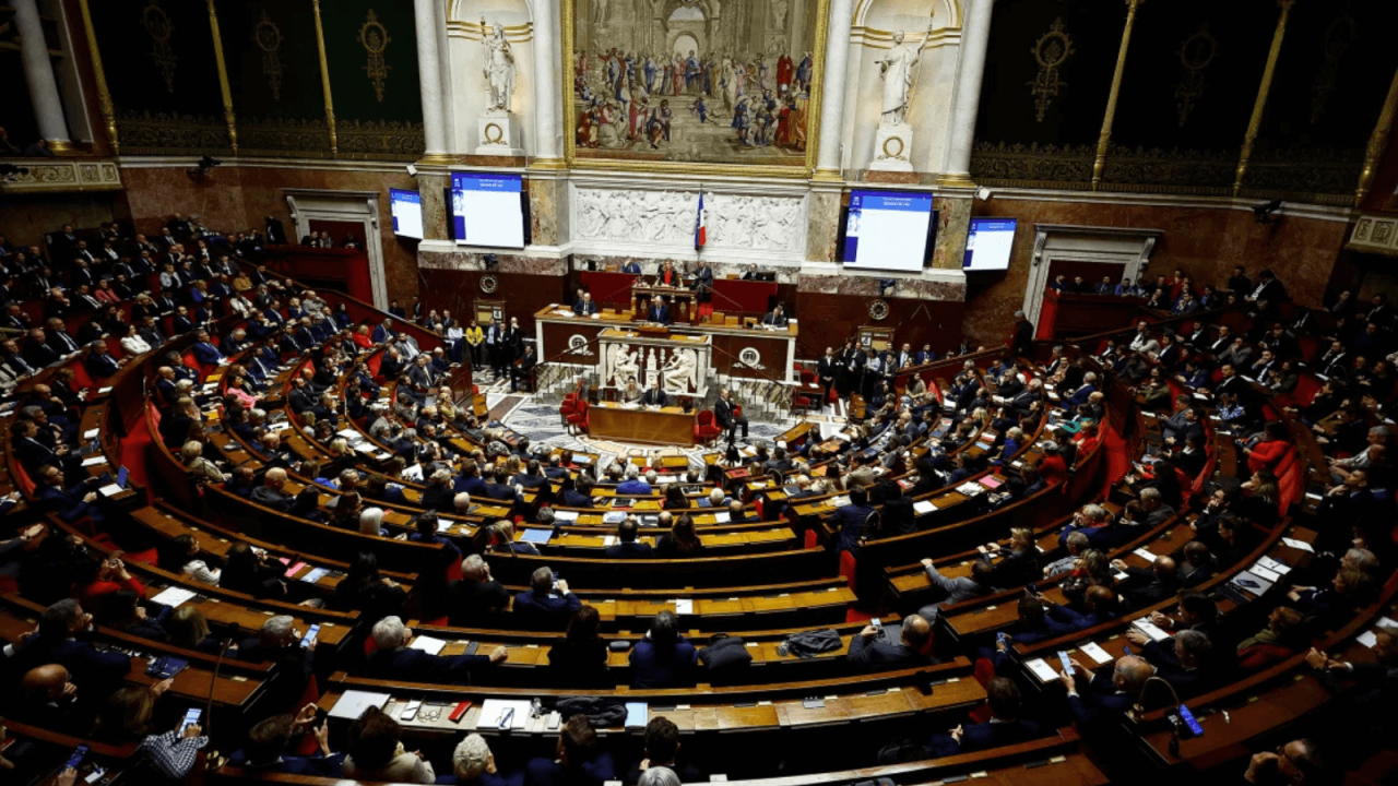 El primer ministro de Francia, Michel Barnier, pronuncia un discurso ante la Asamblea Nacional en París.