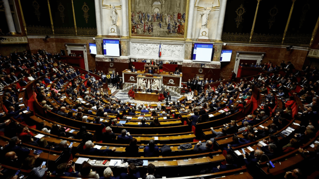 El primer ministro de Francia, Michel Barnier, pronuncia un discurso ante la Asamblea Nacional, en París.