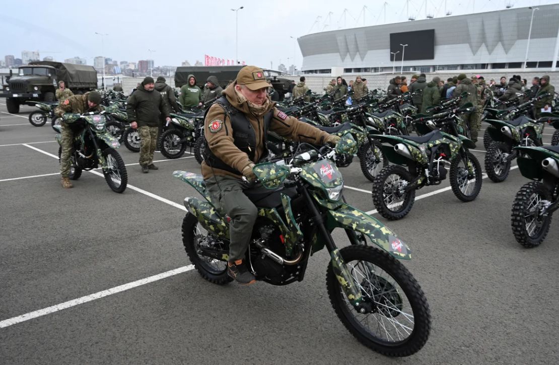El Ejército ruso recurre a motocicletas para evadir los drones ucranianos en el frente | CNN