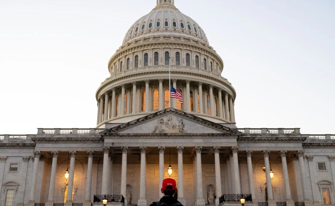 Un partidario de Trump toma fotografías afuera del Capitolio de Estados Unidos en Washington, el sábado.