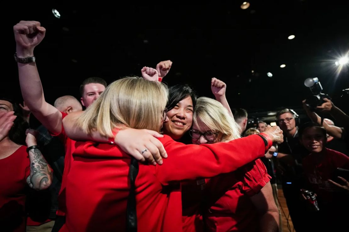 Los partidarios vitorean durante el discurso de victoria del primer ministro de Australia, Anthony Albanese, en el evento de la noche electoral del Partido Laborista en Sídney, el sábado 3 de mayo de 2025.
