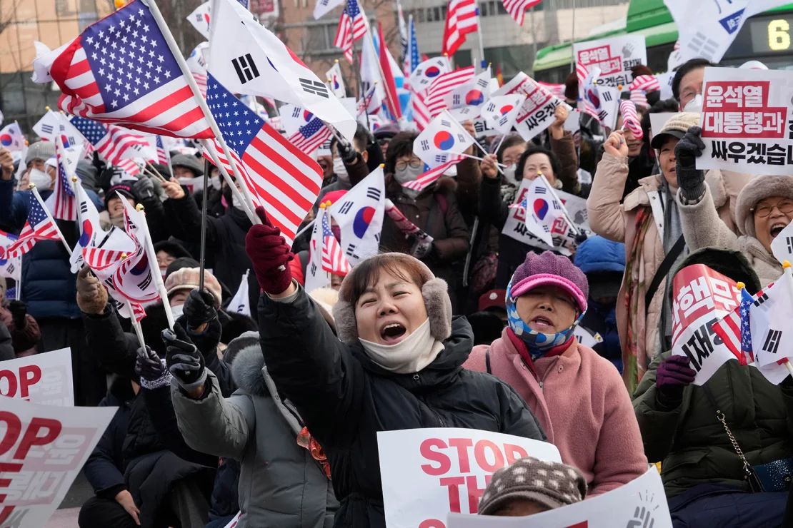 Los partidarios del presidente surcoreano destituido, Yoon Suk Yeol, gritan consignas durante una manifestación para oponerse a su destitución cerca de la residencia presidencial en Seúl, Corea del Sur, el 12 de enero de 2025.