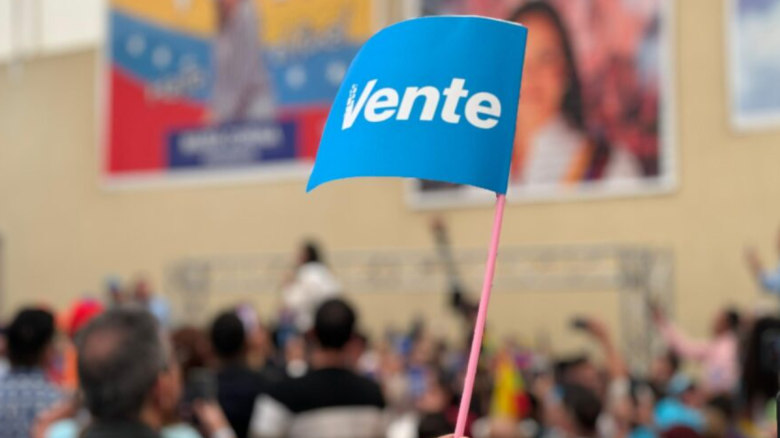 Una persona leventa una bandera de Vente Venezuela en abril de 2024.
