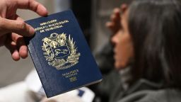 pasaporte venezuela GettyImages-2215435750.jpg